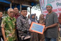 Wakil Wali Kota Padang Maigus Nasir menyerahkan bantuan sarana dan prasarana perikanan kepada Poklahsar di Pantai Pasir Jambak, Kamis (22/5/2025). (Foto: Prokopim Padang)