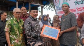 Wakil Wali Kota Padang Maigus Nasir menyerahkan bantuan sarana dan prasarana perikanan kepada Poklahsar di Pantai Pasir Jambak, Kamis (22/5/2025). (Foto: Prokopim Padang)