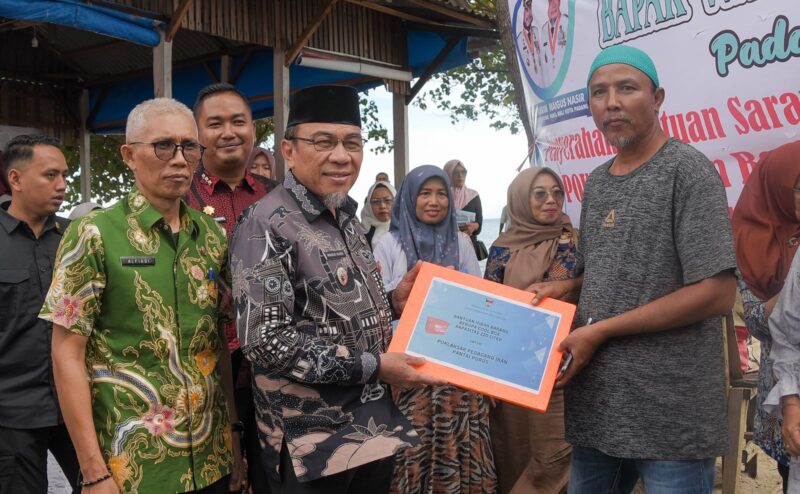 Wakil Wali Kota Padang Maigus Nasir menyerahkan bantuan sarana dan prasarana perikanan kepada Poklahsar di Pantai Pasir Jambak, Kamis (22/5/2025). (Foto: Prokopim Padang)