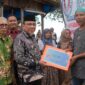 Wakil Wali Kota Padang Maigus Nasir menyerahkan bantuan sarana dan prasarana perikanan kepada Poklahsar di Pantai Pasir Jambak, Kamis (22/5/2025). (Foto: Prokopim Padang)