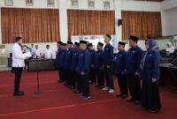 Wali Kota Padang, Fadly Amran mengukuhkan pengurus FKUB Kota Padang periode 2025–2030 di Ruang Bagindo Aziz Chan, Kantor Balai Kota Padang, Rabu (14/5/2025). (Foto: Prokopim Padang)