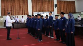 Wali Kota Padang, Fadly Amran mengukuhkan pengurus FKUB Kota Padang periode 2025–2030 di Ruang Bagindo Aziz Chan, Kantor Balai Kota Padang, Rabu (14/5/2025). (Foto: Prokopim Padang)