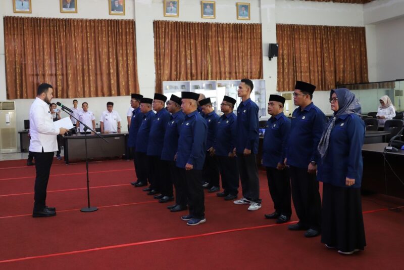 Wali Kota Padang, Fadly Amran mengukuhkan pengurus FKUB Kota Padang periode 2025–2030 di Ruang Bagindo Aziz Chan, Kantor Balai Kota Padang, Rabu (14/5/2025). (Foto: Prokopim Padang)