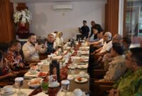 Wali Kota Padang Fadly Amran menggelar diskusi bersama anggota Wamen Club, Sabtu (3/5/2025). (Foto: Prokopim Padang)