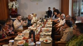 Wali Kota Padang Fadly Amran menggelar diskusi bersama anggota Wamen Club, Sabtu (3/5/2025). (Foto: Prokopim Padang)