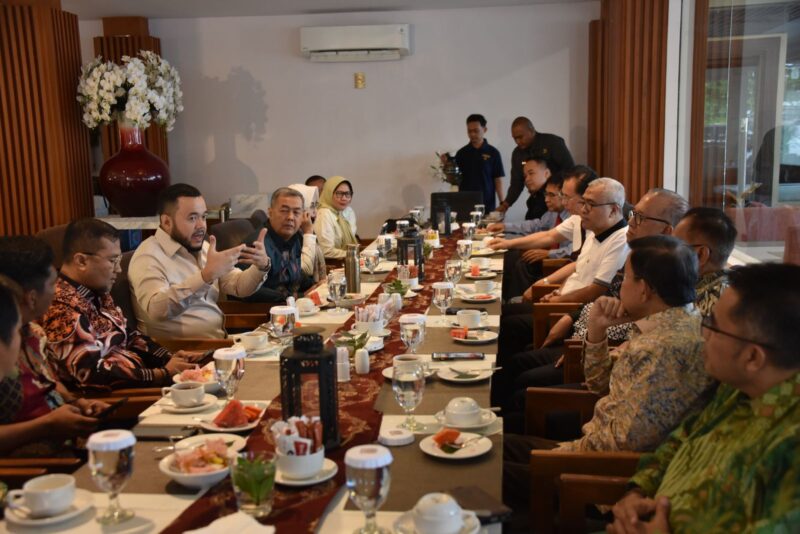 Wali Kota Padang Fadly Amran menggelar diskusi bersama anggota Wamen Club, Sabtu (3/5/2025). (Foto: Prokopim Padang)