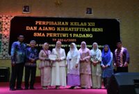 Ketua Pengurus Yayasan Pertiwi Ny. dr. Dian Puspita Fadly Amran, Sp.JP menghadiri pelepasan siswa kelas XII SMA Pertiwi 1 Kota Padang di Upgrisba Convention Center, Gunung Pangilun, Rabu (22/5/2025). (Foto: Prokopim Padang)