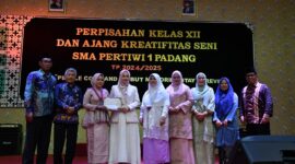 Ketua Pengurus Yayasan Pertiwi Ny. dr. Dian Puspita Fadly Amran, Sp.JP menghadiri pelepasan siswa kelas XII SMA Pertiwi 1 Kota Padang di Upgrisba Convention Center, Gunung Pangilun, Rabu (22/5/2025). (Foto: Prokopim Padang)