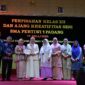 Ketua Pengurus Yayasan Pertiwi Ny. dr. Dian Puspita Fadly Amran, Sp.JP menghadiri pelepasan siswa kelas XII SMA Pertiwi 1 Kota Padang di Upgrisba Convention Center, Gunung Pangilun, Rabu (22/5/2025). (Foto: Prokopim Padang)