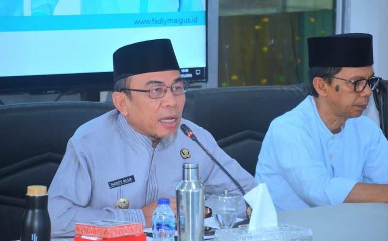 Wakil Wali Kota Padang, Maigus Nasir memimpin rapat koordinasi persiapan pelaksanaan program MBG di Gedung Putih, Kediaman Resmi Wali Kota, Jumat (16/5/2025). (Foto: Prokopim Padang)