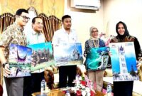 Pemimpin BNI Wilayah 02 Khairul Salam memperkenalkan TapCash edisi khusus Ranah Minang edisi Silek kepada Wagub Sumbar Vasko Ruseimy di VIP Bandara Minangkabau, Rabu (28/5/2025). (Foto: BNI)