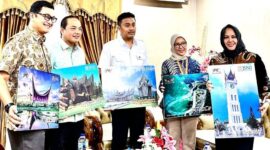 Pemimpin BNI Wilayah 02 Khairul Salam memperkenalkan TapCash edisi khusus Ranah Minang edisi Silek kepada Wagub Sumbar Vasko Ruseimy di VIP Bandara Minangkabau, Rabu (28/5/2025). (Foto: BNI)