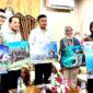 Pemimpin BNI Wilayah 02 Khairul Salam memperkenalkan TapCash edisi khusus Ranah Minang edisi Silek kepada Wagub Sumbar Vasko Ruseimy di VIP Bandara Minangkabau, Rabu (28/5/2025). (Foto: BNI)