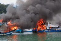 Dua kapal kecil milik Pemkab Mentawai dan nelayan terbakar saat bersandar di TPI Bungus Teluk Kabung, Padang, Jumat (23/5/2025) sore. (Foto: WA Grup)