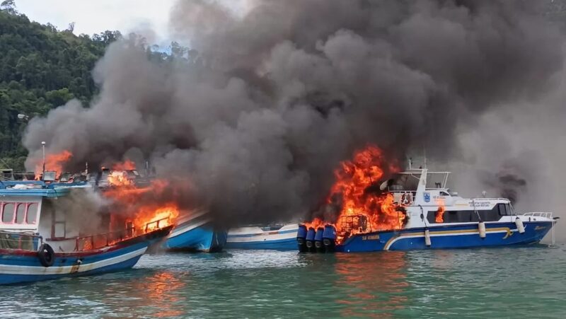 Dua kapal kecil milik Pemkab Mentawai dan nelayan terbakar saat bersandar di TPI Bungus Teluk Kabung, Padang, Jumat (23/5/2025) sore. (Foto: WA Grup)
