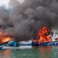 Dua kapal kecil milik Pemkab Mentawai dan nelayan terbakar saat bersandar di TPI Bungus Teluk Kabung, Padang, Jumat (23/5/2025) sore. (Foto: WA Grup)