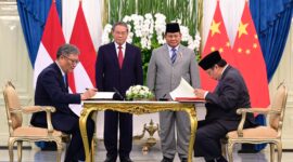 Presiden RI Prabowo Subianto dan Perdana Menteri RRT Li Qiang menyaksikan penandatanganan MoU Strategis oleh Menko Perekonomian Airlangga Hartarto dan Menteri Perdagangan RRT Wang Wentao. (Foto: Kemenko Perekonomian)