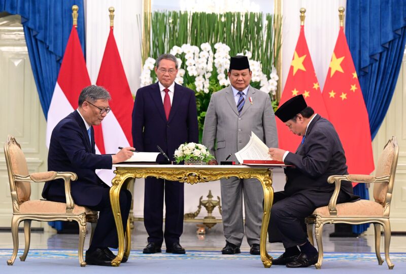 Presiden RI Prabowo Subianto dan Perdana Menteri RRT Li Qiang menyaksikan penandatanganan MoU Strategis oleh Menko Perekonomian Airlangga Hartarto dan Menteri Perdagangan RRT Wang Wentao. (Foto: Kemenko Perekonomian)