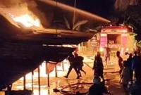 Kebakaran melanda Blok E Asrama Polisi SPN Polda Sumbar di Kelurahan Indarung, Minggu (25/5/2025) malam. (Foto: Ist)