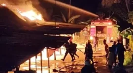 Kebakaran melanda Blok E Asrama Polisi SPN Polda Sumbar di Kelurahan Indarung, Minggu (25/5/2025) malam. (Foto: Ist)
