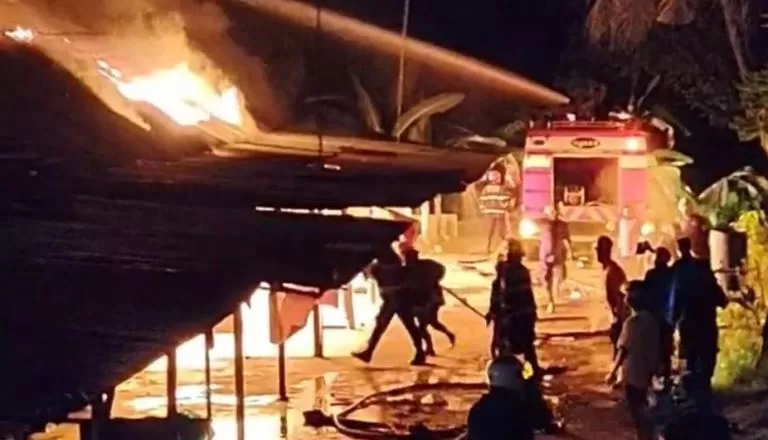 Kebakaran melanda Blok E Asrama Polisi SPN Polda Sumbar di Kelurahan Indarung, Minggu (25/5/2025) malam. (Foto: Ist)