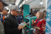 Mendag Budi Santoso meninjau pameran produk lokal di sela-sela peluncuran Gaspol di Kantor Kemendag, Kamis (8/5/2025). (Foto: Kemendag)