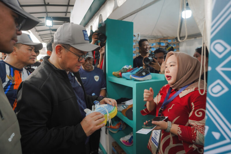 Mendag Budi Santoso meninjau pameran produk lokal di sela-sela peluncuran Gaspol di Kantor Kemendag, Kamis (8/5/2025). (Foto: Kemendag)
