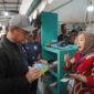 Mendag Budi Santoso meninjau pameran produk lokal di sela-sela peluncuran Gaspol di Kantor Kemendag, Kamis (8/5/2025). (Foto: Kemendag)