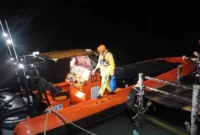 Tim penyelamat Kantor SAR Kelas A Padang melakukan pencarian tujuh pemancing yang terombang-ambing di Pulau Air Kota Padang. (Foto: Ist)