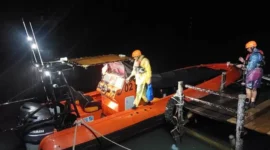 Tim penyelamat Kantor SAR Kelas A Padang melakukan pencarian tujuh pemancing yang terombang-ambing di Pulau Air Kota Padang. (Foto: Ist)
