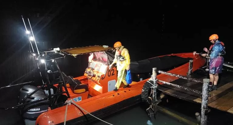 Tim penyelamat Kantor SAR Kelas A Padang melakukan pencarian tujuh pemancing yang terombang-ambing di Pulau Air Kota Padang. (Foto: Ist)