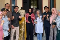 Camat Lubeg Nofiandi Amir didampingi Lurah Banuaran Nan XX dan perwakilan tokoh masyarakat menyambut kedatangan Tim Penilai Pemuda Pelopor Tingkat Kota Padang di Galeri Tiara Rahayu, Jumat (27/6/2025). (Foto: Ist)