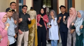 Camat Lubeg Nofiandi Amir didampingi Lurah Banuaran Nan XX dan perwakilan tokoh masyarakat menyambut kedatangan Tim Penilai Pemuda Pelopor Tingkat Kota Padang di Galeri Tiara Rahayu, Jumat (27/6/2025). (Foto: Ist)