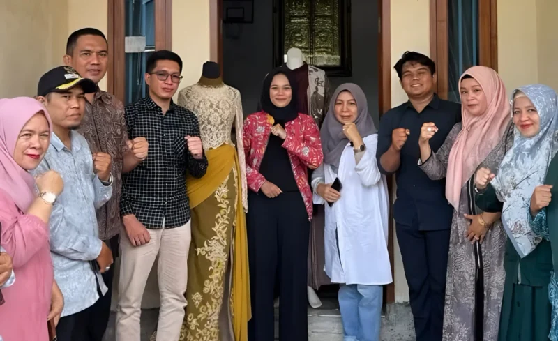 Camat Lubeg Nofiandi Amir didampingi Lurah Banuaran Nan XX dan perwakilan tokoh masyarakat menyambut kedatangan Tim Penilai Pemuda Pelopor Tingkat Kota Padang di Galeri Tiara Rahayu, Jumat (27/6/2025). (Foto: Ist)