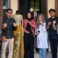 Camat Lubeg Nofiandi Amir didampingi Lurah Banuaran Nan XX dan perwakilan tokoh masyarakat menyambut kedatangan Tim Penilai Pemuda Pelopor Tingkat Kota Padang di Galeri Tiara Rahayu, Jumat (27/6/2025). (Foto: Ist)