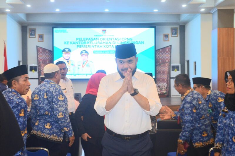 Wali Kota Padang, Fadly Amran melepas 350 CPNS untuk mengabdi di kelurahan se-Kota Padang, Senin (2/6/2025). (Foto: Prokopim Padang)