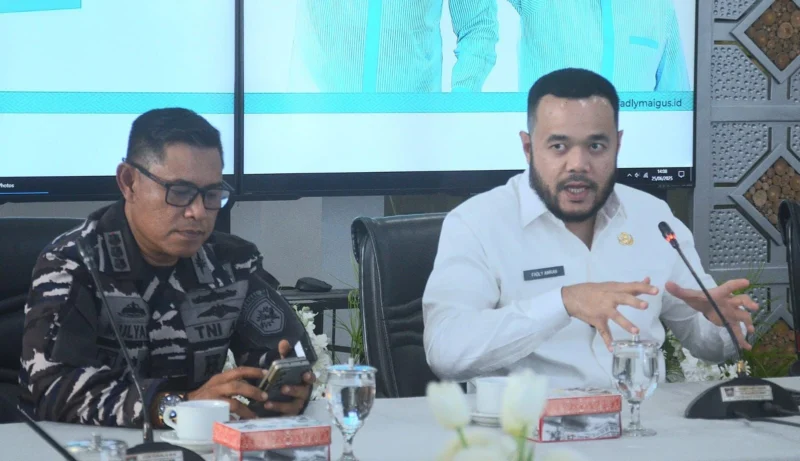 Wali Kota Padang Fadly Amran dalam pertemuan bersama Wadan Lantamal II Padang, Kolonel Laut (P) Mulyadi, Rabu (25/6/2025). (Foto: Prokopim Padang)