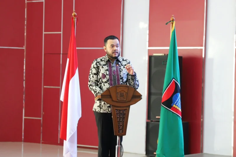 Wali Kota Padang Fadly Amran membuka kegiatan Sosialisasi dan Diskusi Offline Program JKN-KIS di Ruang Bagindo Aziz Chan, Balai Kota Padang, Aie Pacah, Kamis (12/6/2025). (Foto: Prokopim Padang)