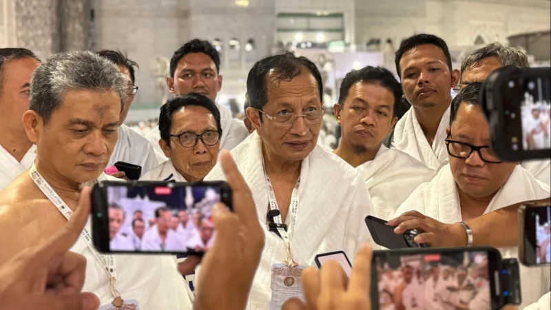 Menag Nasaruddin Umar, Wamenag Romo Muhammad Syafi'i, dan jajaran di depan Masjidil Haram. (Foto: Andi Ardiansyah Asdar/Kemenag)