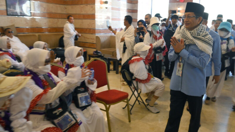 Menag meninjau pelaksanaan pemberangkatan jemaah haji Indonesia ke Arafah. (Foto: MCH 2025/Andika)