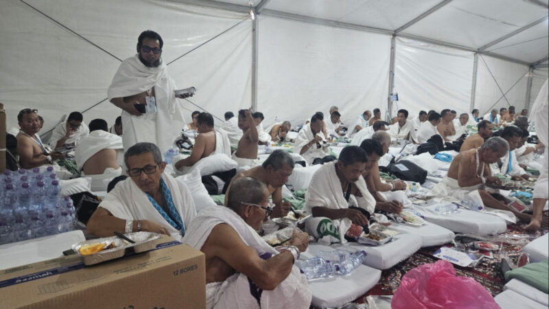 Jemaah di tenda Arafah. Hari ini, Kamis (5/6/2025), jemaah haji Indonesia melaksanakan wukuf di Arafah. (Foto: Ist)