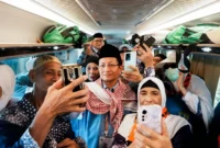 Menag Nasaruddin Umar menyapa jemaah Kloter 01 Embarkasi Makassar yang akan pulang ke Tanah Air. (Foto: Andi Ardiansyah Asdar/Kemenag)