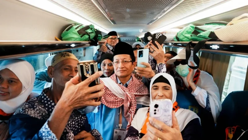 Menag Nasaruddin Umar menyapa jemaah Kloter 01 Embarkasi Makassar yang akan pulang ke Tanah Air. (Foto: Andi Ardiansyah Asdar/Kemenag)