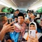 Menag Nasaruddin Umar menyapa jemaah Kloter 01 Embarkasi Makassar yang akan pulang ke Tanah Air. (Foto: Andi Ardiansyah Asdar/Kemenag)