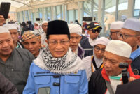 Menag Nasaruddin Umar sapa jemaah yang akan pulang di Bandara Madinah. (Foto: Ist)