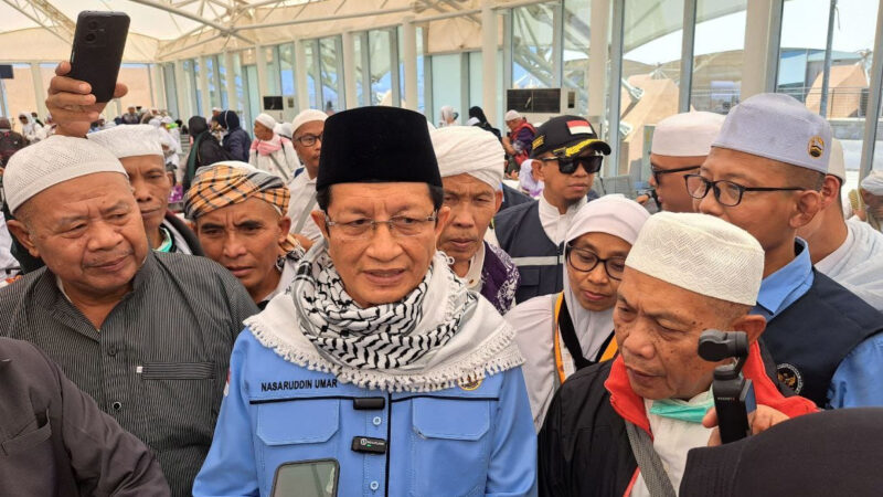 Menag Nasaruddin Umar sapa jemaah yang akan pulang di Bandara Madinah. (Foto: Ist)