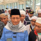 Menag Nasaruddin Umar sapa jemaah yang akan pulang di Bandara Madinah. (Foto: Ist)