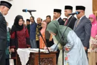 Gubernur Mahyeldi  melantik Pejabat Pimpinan Tinggi Pratama di lingkungan Pemprov Sumbar di Auditorium Gubernuran, Sabtu (14/6/2025). (Foto: adpsb)