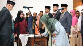 Gubernur Mahyeldi  melantik Pejabat Pimpinan Tinggi Pratama di lingkungan Pemprov Sumbar di Auditorium Gubernuran, Sabtu (14/6/2025). (Foto: adpsb)