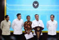 Mensesneg Prasetyo Hadi memberikan keterangan pers di Kompleks Istana Kepresidenan Jakarta pada Selasa (10/6/2025). (Foto: BPMI Setpres)